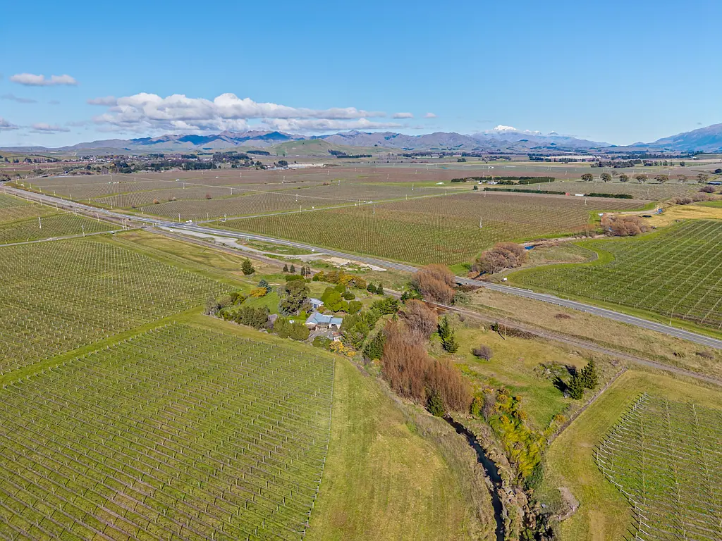 Seddon 3房  2.2ha Rural Starter Block With Sheds And Potential
