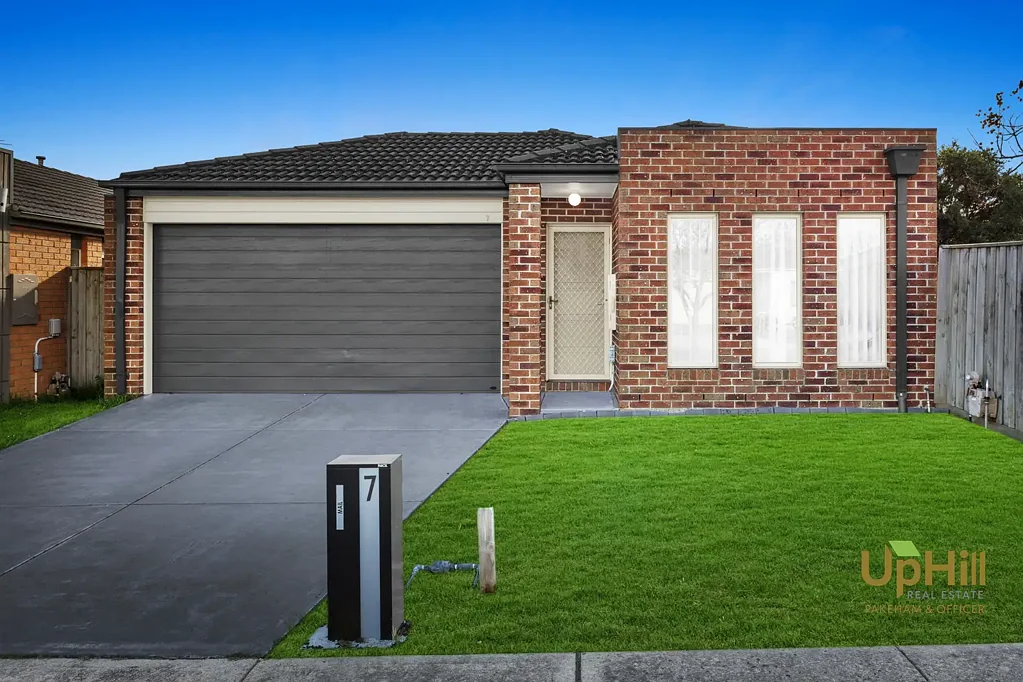 Spacious 3-Bedroom Home Close to Schools, Shops & Transport