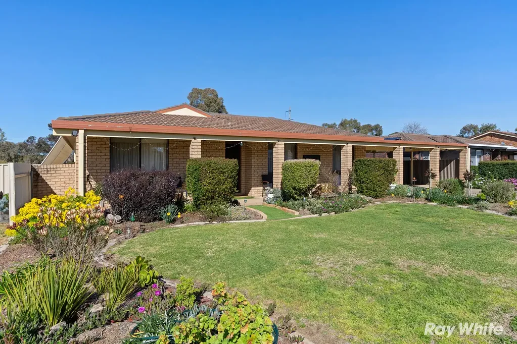 17 Warrambool Crescent, Glenfield Park, NSW 2650