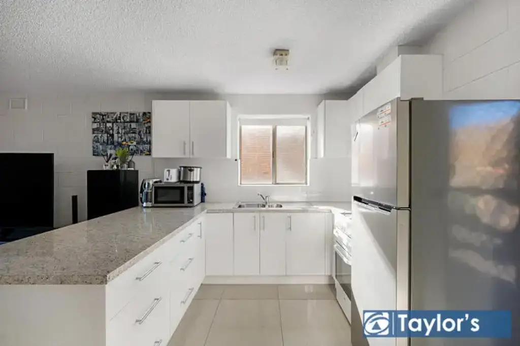 St Marys 2कमरा REFURBISHED STYLE AND COMFORT WITH LOCATION CONVENIENCE OVER 2 LEVELS