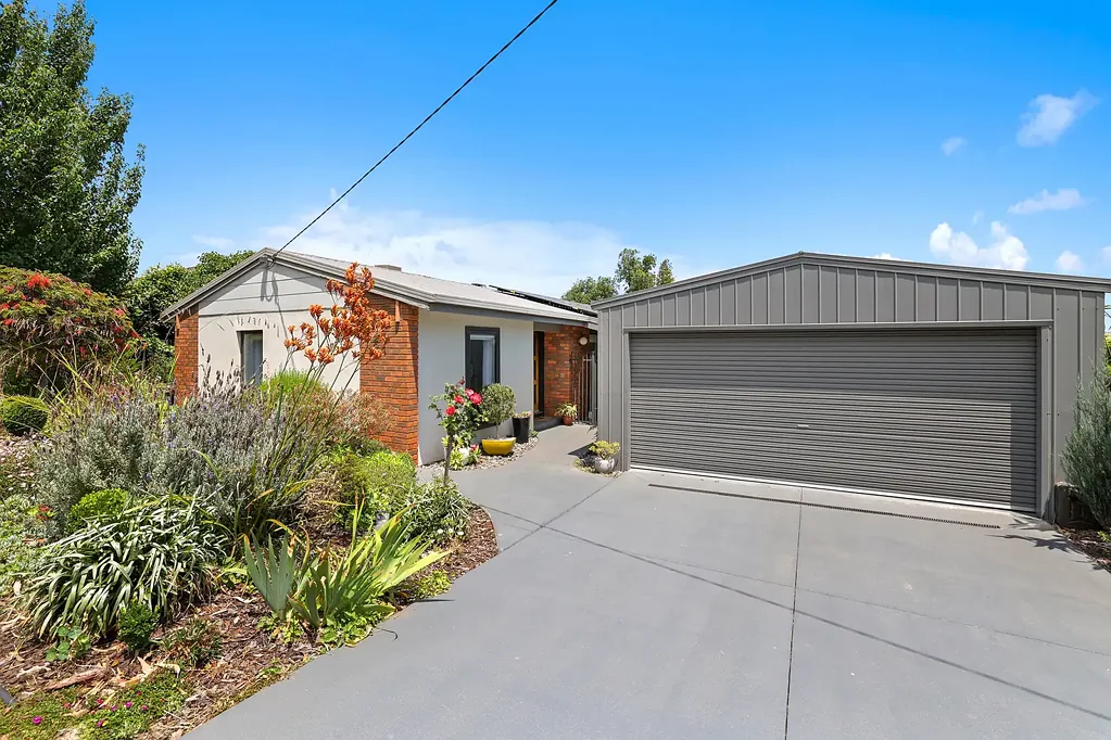 24 Railway Avenue, Drouin, VIC 3818