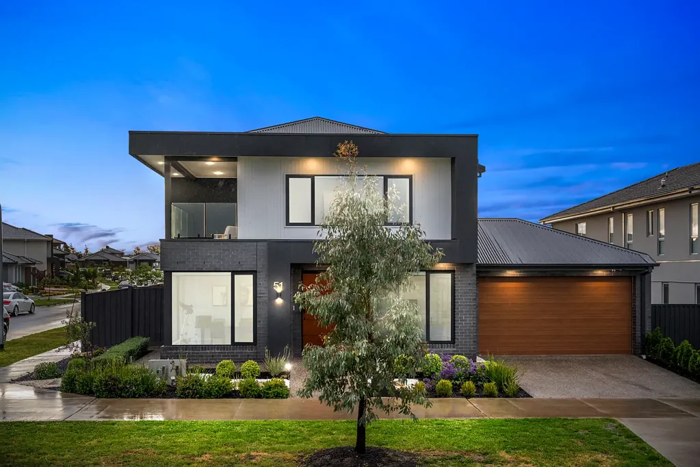 Mickleham 4房 优质转角地块 上下主卧套房 三大生活区 设计师厨房 双层玻璃窗 精致景观设计 双车道后院 步行至购物中心 Mickleham's Finest Family Home - Space, Style & Sophistication Combined