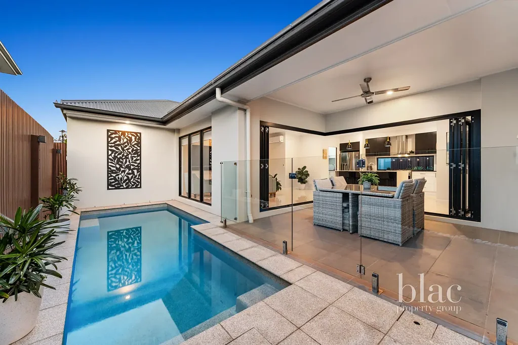 Griffin 4房 定制住宅，带恒温泳池和卓越户外生活区 Custom-Built Home with Heated Pool & Exceptional Outdoor Living