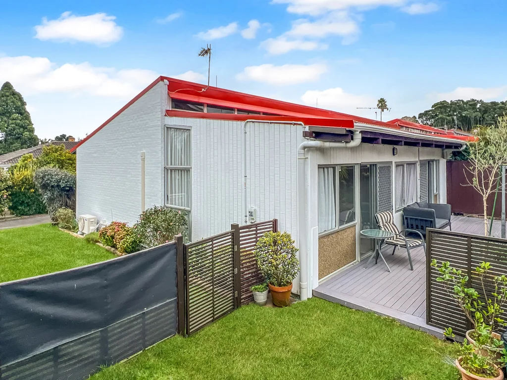 Royal Oak 2 Slaapkamer Surprising Space in Sought-After Location
