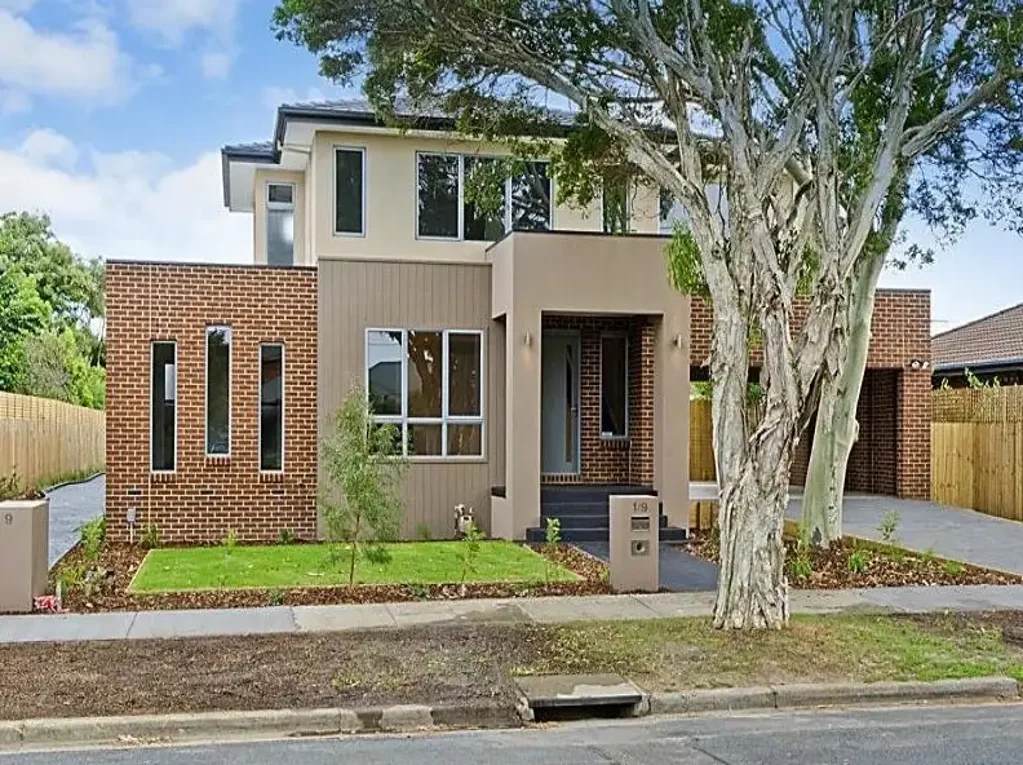 STUNNING TOWNHOUSE WITH ITS OWN STREET FRONTAGE