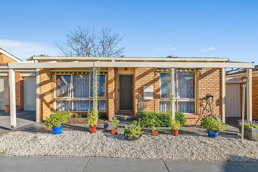 Preston 2房 Preston Coburg边界 两卧精装 开放式起居 安全车库 靠近学校公园交通 Inner-North Living Made Easy – Preston Meets Coburg