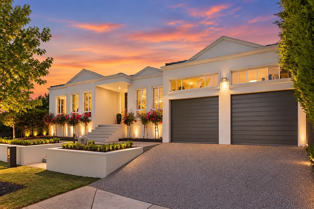 Narre Warren 4બેડરૂમ Exceptional Three -Level Living, Immaculately Presented with Elegance & Effortless Sophistication!