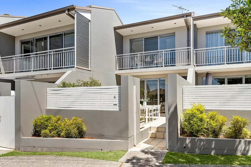 Oatley 2 Slaapkamer Modern Townhouse Offering Effortless Living in the Heart of Oatley