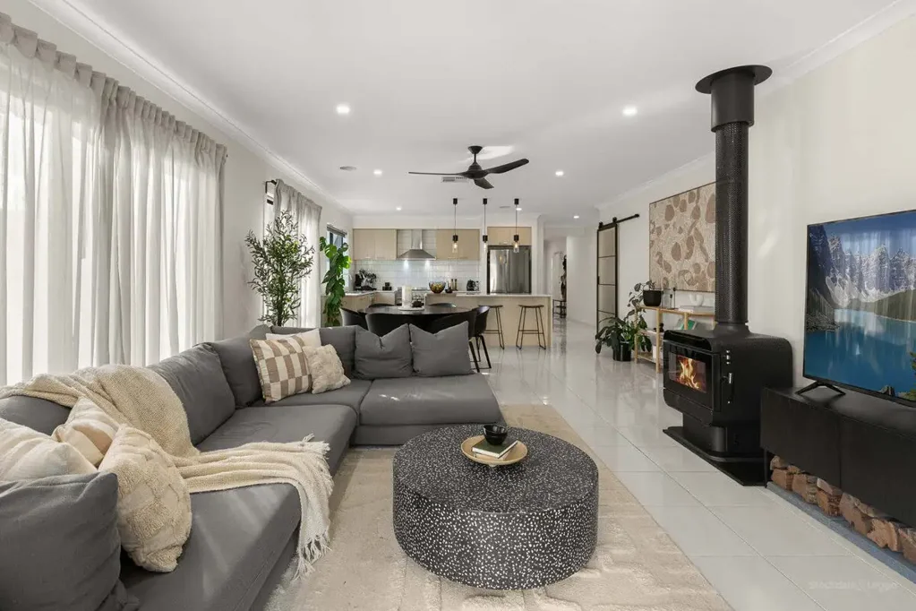 Officer 4 Bedroom Luxury Living with Display Home Quality!