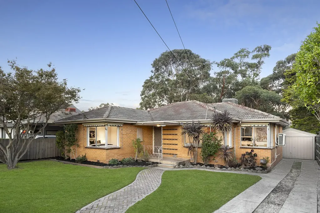 Dingley Village 3房 Spring Park高尔夫景 三卧砖房 全家地块 北向采光 Miele电器 深浴缸 独立淋浴 高品质石材 实木地板 充足车位 车库 后院展望 步行购物 小学近 公交便捷 周边名校 购物中心近 Best View, Best Value!
