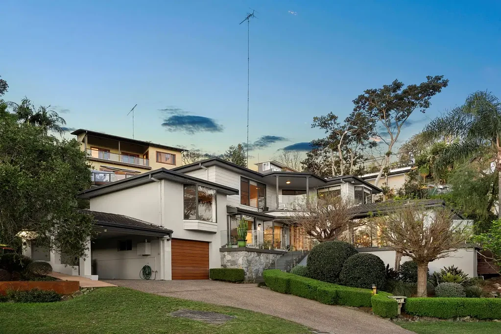 Gymea Bay 3 Bedroom Tranquil Family Retreat with Captivating Water Views