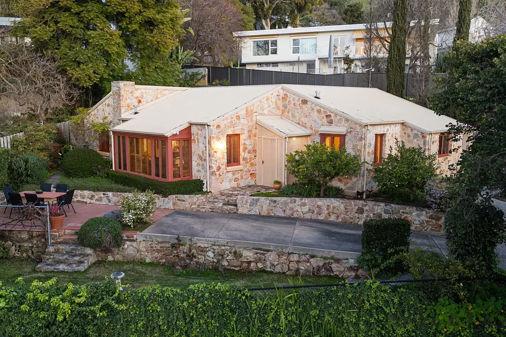 Glen Osmond 2Phòng ngủ PAULINE HURREN STONE CHARM - ELEVATED POSITION AND ENDLESS POTENTIAL IN PRESTIGIOUS GLEN OSMOND.