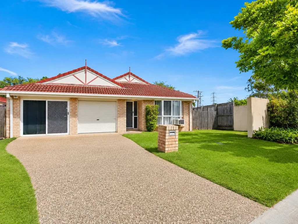 Low set Home with Versatile Features in Prime Oxley Location!