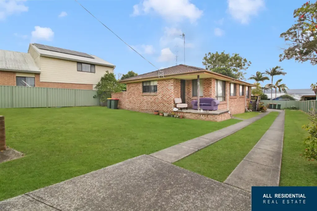 Oak Flats 4Zimmer Block of Two Flats with Development Potential on 822-sqm Block