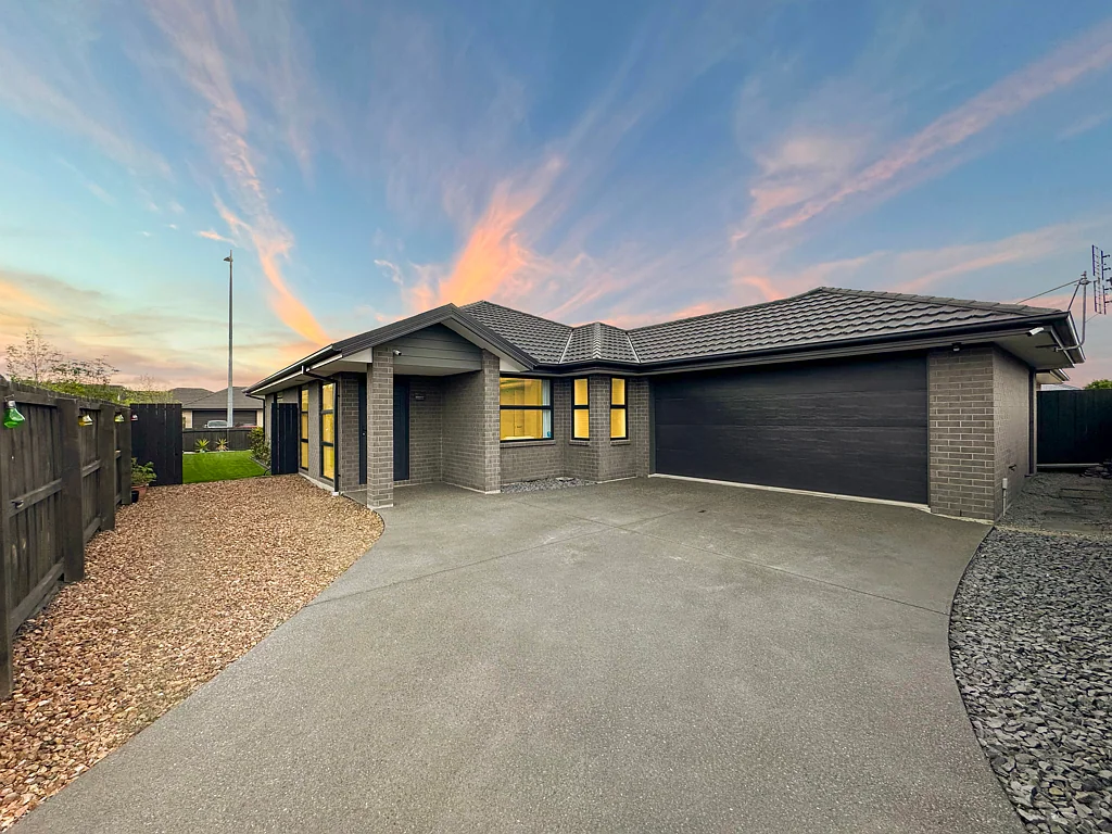 Yaldhurst 4 Slaapkamer Owners purchased, Must Be Sold!