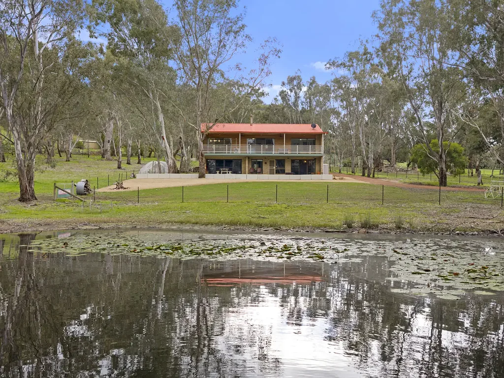 Bonnie Doon 5房  Absolute Waterfront Lifestyle on 10 Acres