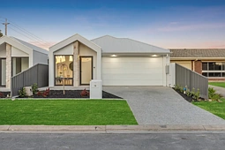 1a Macquarrie Court, West Lakes Shore