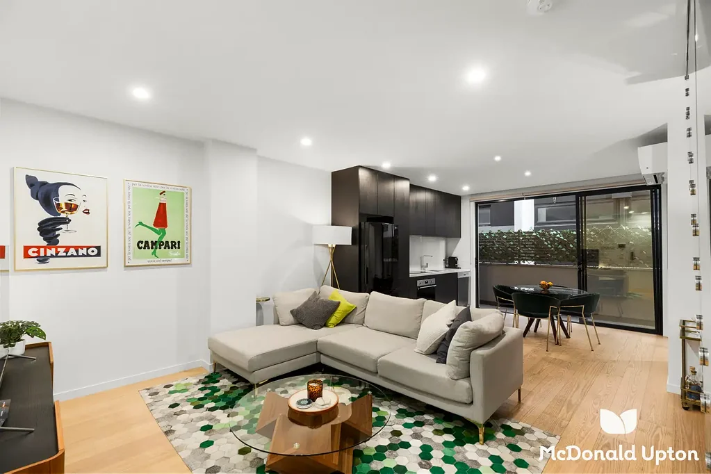 Moonee Ponds 2房 现代设计精美 赏心悦目  顶层私人书房&屋顶露台  中间层宽敞卧室 主卧百叶窗&Velux天窗  开放式起居区  优质SMEG电器  步行至Puckle Street&公园  完美家居体验 Stylish Townhome with Rooftop Terrace