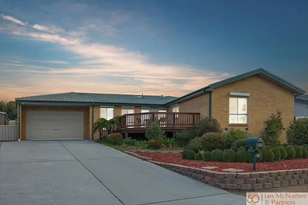 Queanbeyan 4房  Charming Family Home with Endless Potential in a Quiet, Leafy Setting !