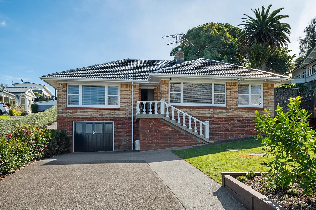 Onehunga 3બેડરૂમ Be quick, iconic 1960s, superb position and views!