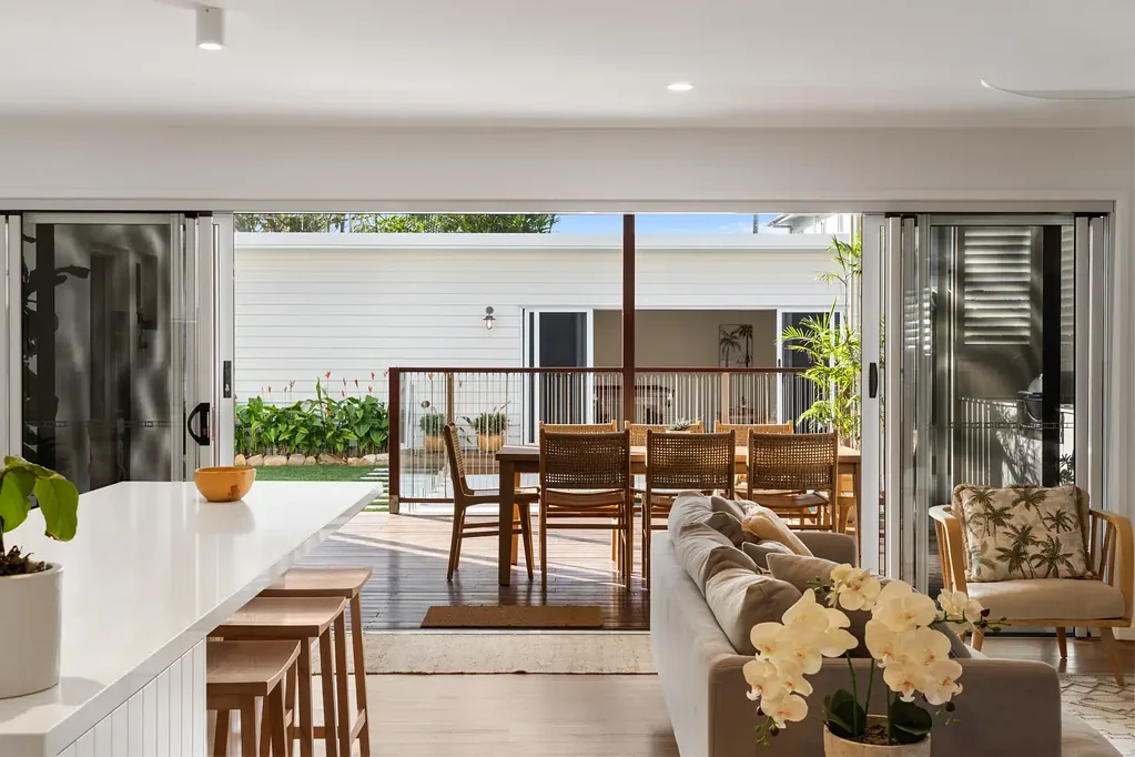 Mudjimba 5房  Luxury Coastal Entertainer with Poolside Pavilion & Dual Living Flexibility