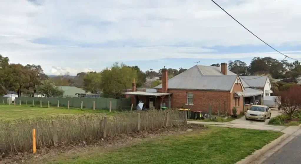 Gunning 8 Slaapkamer Serious Renovator Required Dual Occupancy on 1500m² with Large Shed & Rear Lane Access