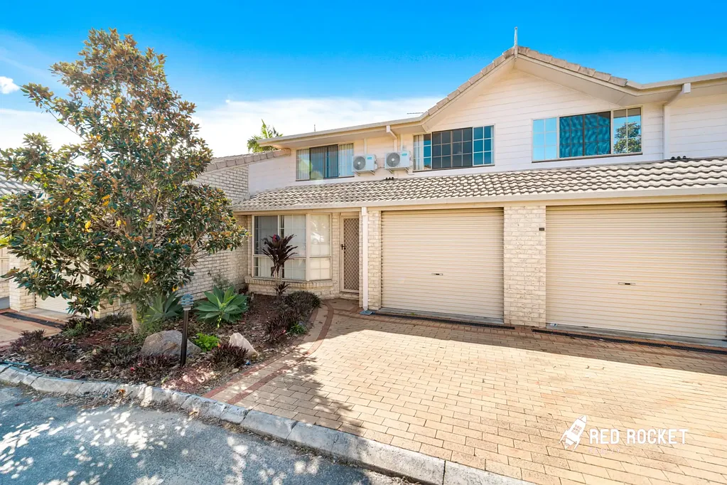 Kuraby 2침실 Stylishly Updated Townhouse in Secure Gated Complex – Perfect First Home or Investment