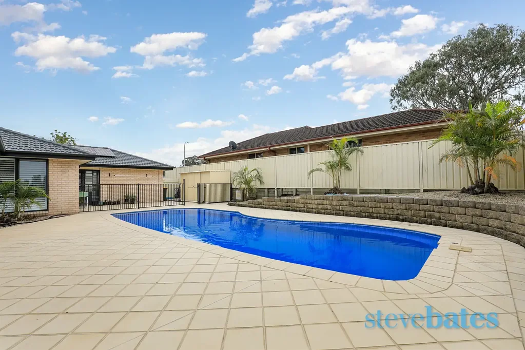 Raymond Terrace 4房  Family Comfort, Space & Poolside Living