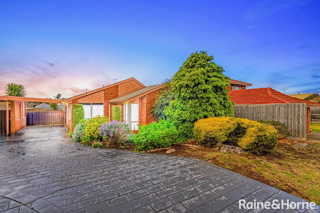 2/8 Peart Court, Brookfield, VIC 3338
