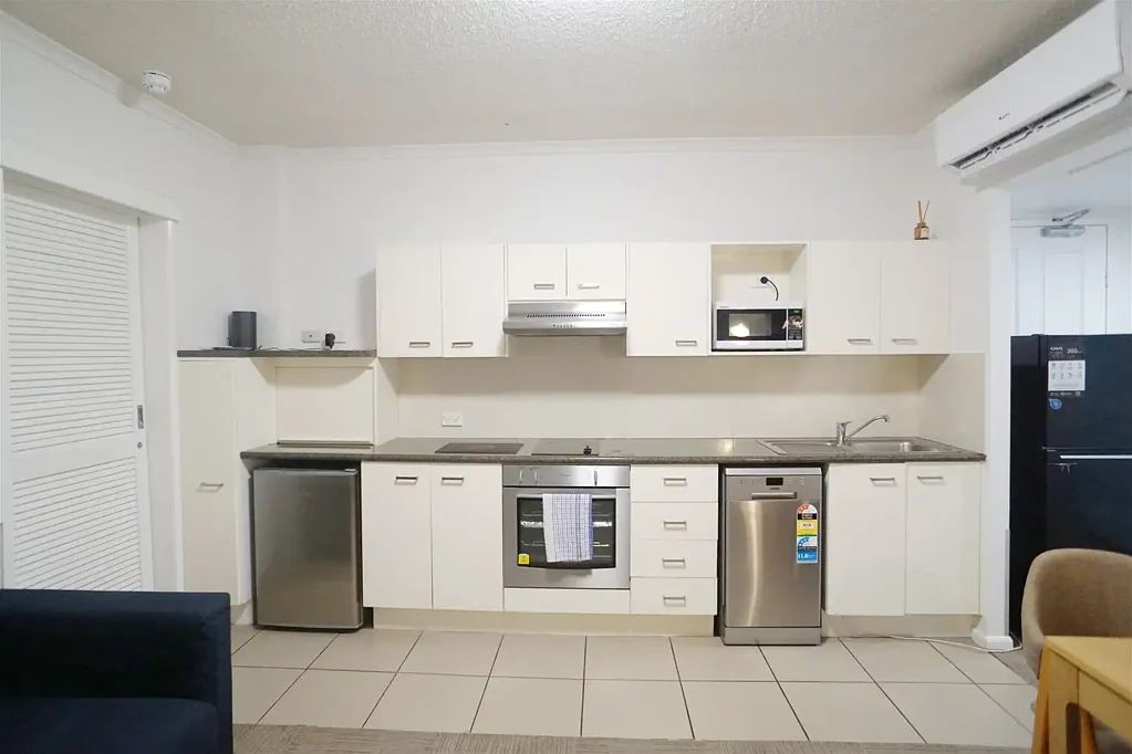 Furnished 1-Bedroom Apartment with Secure Car Park in Prime Kangaroo Point Location