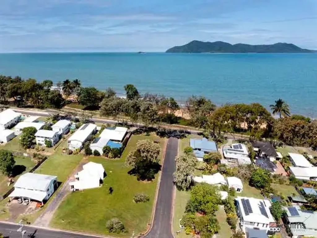 Mission Beach 4房  Stunning Development Opportunity – Includes:  2 Townhouses + 3,411 m2 Level land + 4 Titles +  Beach Front + 3 Street Frontage !