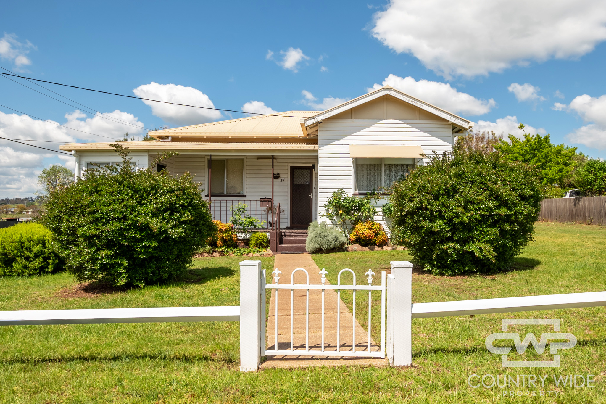 37 MOSSMAN ST, GLEN INNES NSW 2370, 0 chambres, 0 salles de bain, House