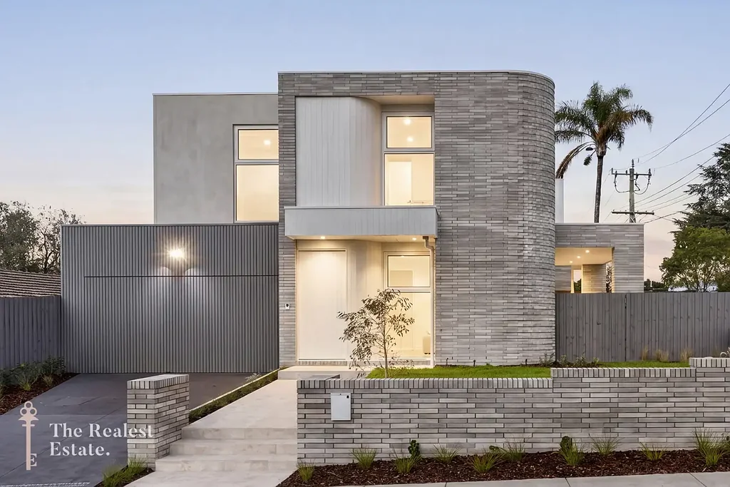 Templestowe Lower 4房 全新豪华住宅 精心打造 永恒材料 度假村式娱乐 现代优雅 朝北位置 宽敞阳光 欧洲橡木人字拼 厨房奢华 巴西石英岩 Fisher & Paykel 设备 高端壁炉 双层玻璃推拉门 私人泳池 白色玻璃马赛克 优质供暖制冷系统 双层玻璃窗 设计师照明 A Statement in Luxury Living & Entertaining