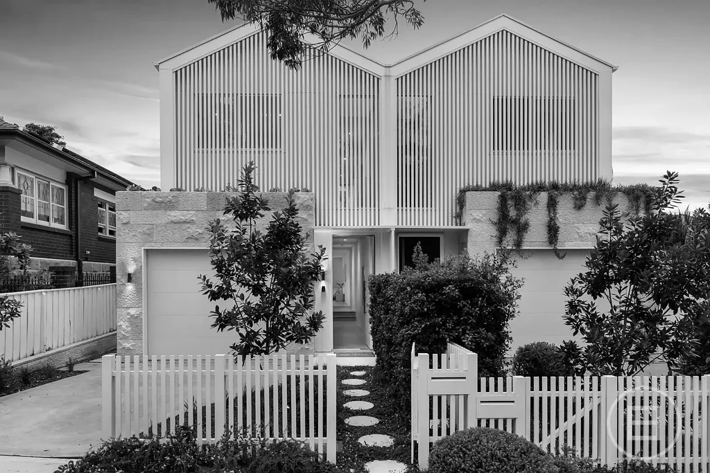 Fairlight 5房 建筑师设计 海岸豪华 双层住宅 闪亮泳池 低维护花园 开放式生活区 高端厨房 主套房带阳台 步行至公园 学校 村庄 Manly海滩 By Negotiation