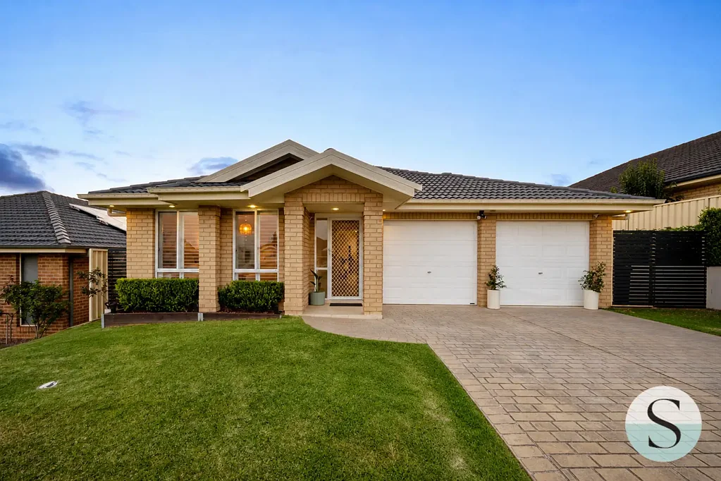 Cameron Park 4બેડરૂમ Single-Level Family Living, Three Living Zones, Sheltered BBQ Entertaining, Deck Space, Double Garage, Putting Green, Fully Fenced