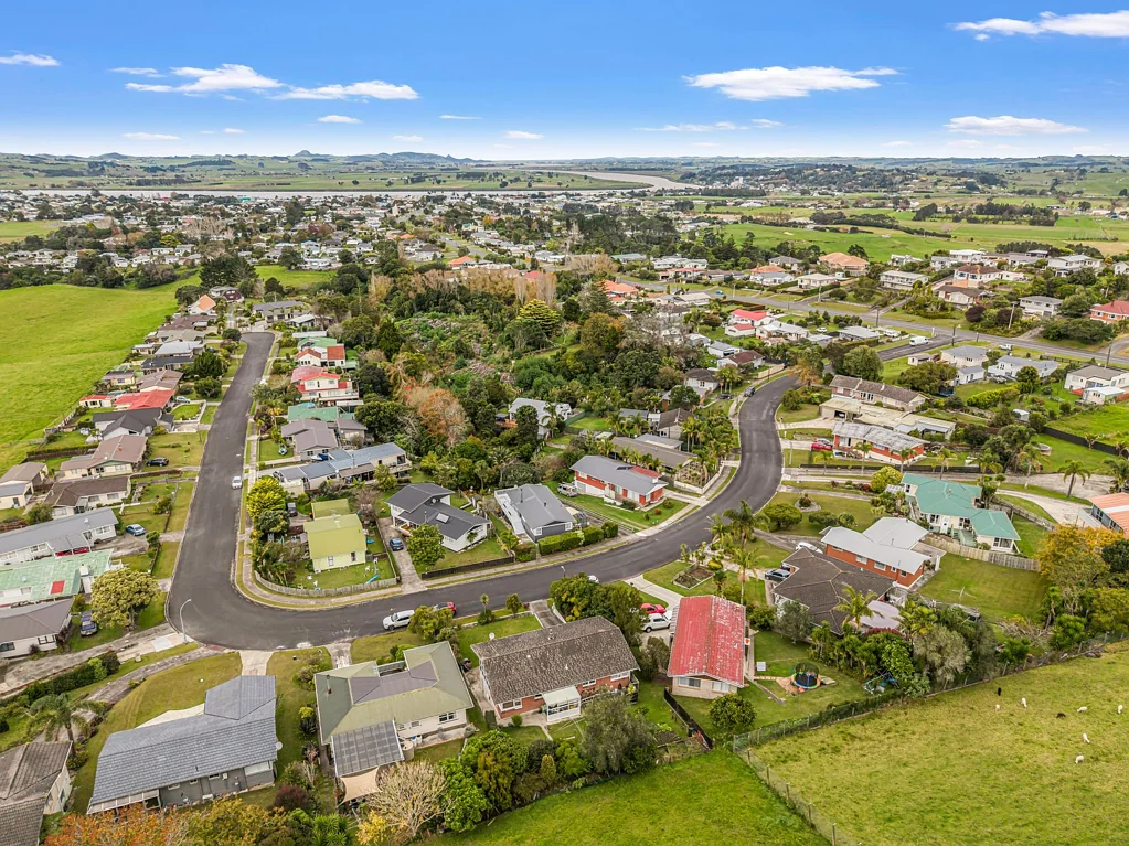 Dargaville 3 Bedroom Love Me Do! - Big Living on Cobham Avenue