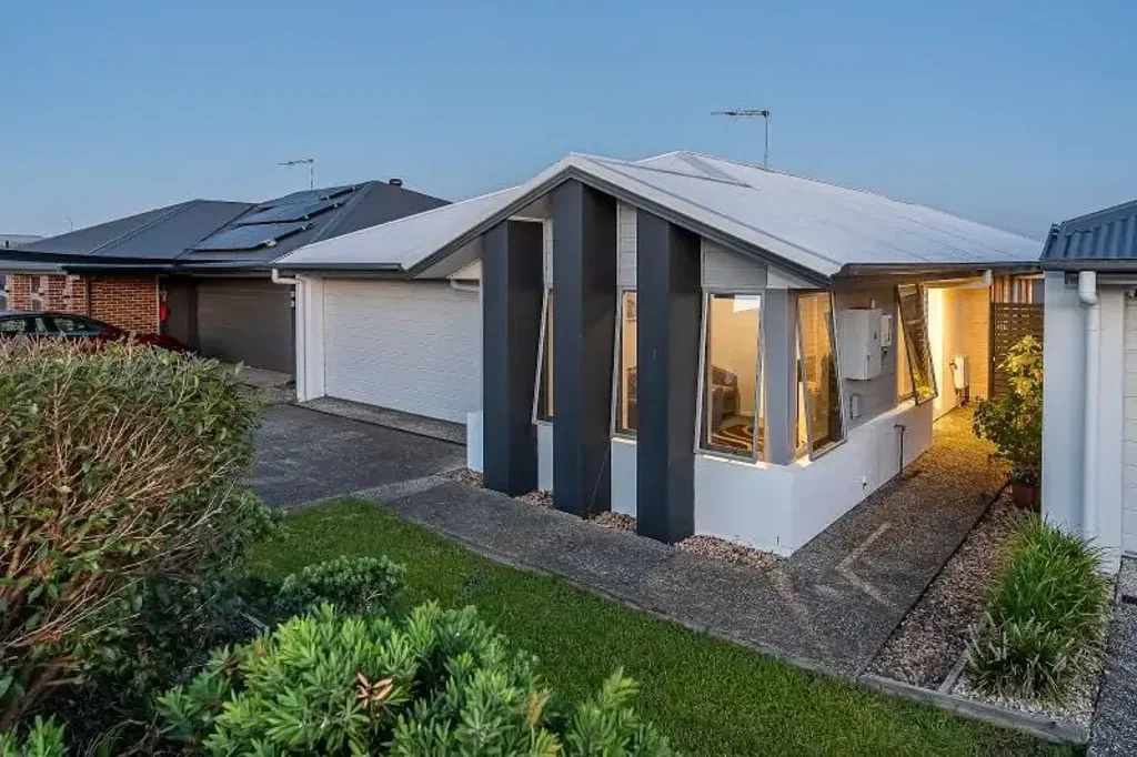 Park Ridge 3部屋 350 SQM Block, Modern Home, Prime Location -easy road access to Brisbane CBD,  Gild.Cst,  Mt Tambourine, Byron Bay and NSW- $825k