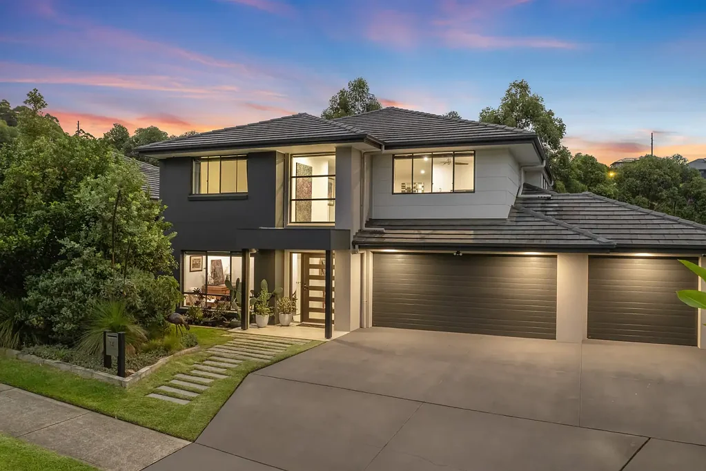 Terrigal 5બેડરૂમ Welcome to 14 Sonny Crescent, a luxurious family sanctuary nestled in Terrigal's prestigious Kings Estate.
