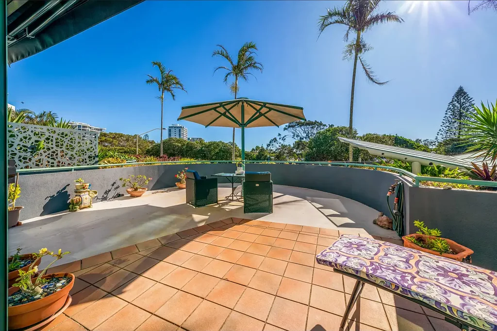 Maroochydore 1 Bedroom Prime Beachside 1-Bed Apartment with Resort Amenities & Ocean Breeze Patio
