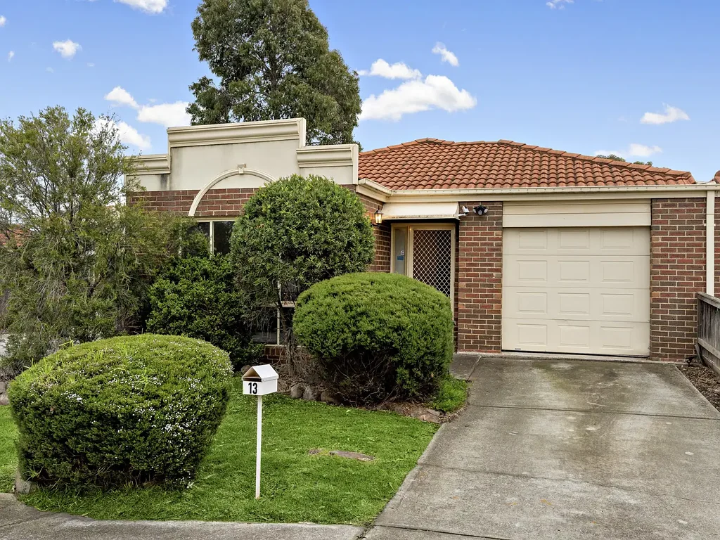 Hillside 2Zimmer Low-Maintenance Living with Stylish Finishes in a Quiet Court Location