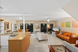 15/1-5 Santa Cruz Boulevard, Clear Island Waters