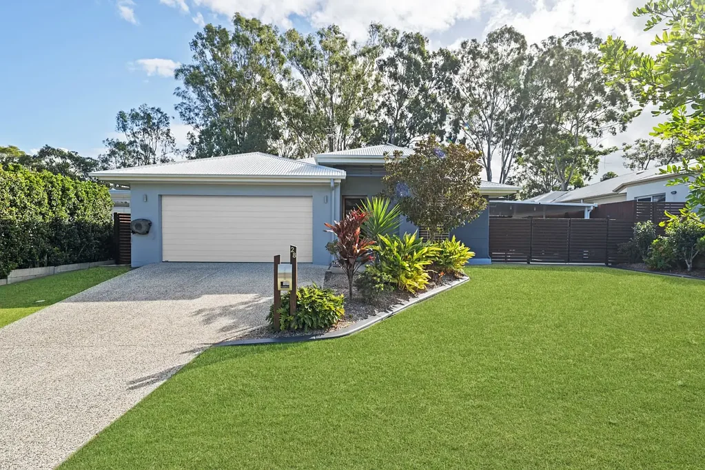 Capalaba 4房 Capalaba优越地段 2.7米高天花板 Caesarstone时尚厨房 四卧宽敞套房 双遥控车库 修剪整齐庭院 节能太阳能系统 Family Living with Modern Comforts in Capalaba