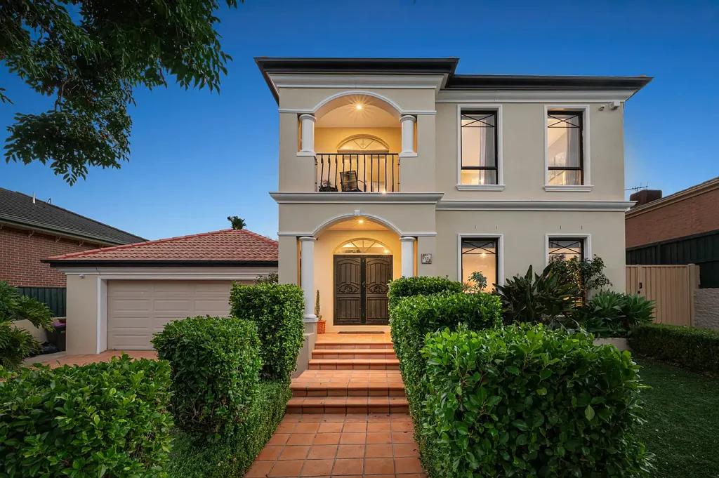 South Morang 4房 地中海风格杰作 高挑天花板 锻铁楼梯 Jarrah硬木地板 奢华主套房 独立单元 私人阳台 游泳池潜力 高级饰面 Grand Mediterranean Villa with Self-Contained Unit