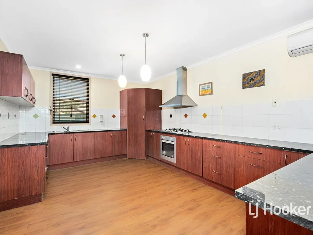 East Side 3બેડરૂમ Prime East Side Opportunity with Space and Potential