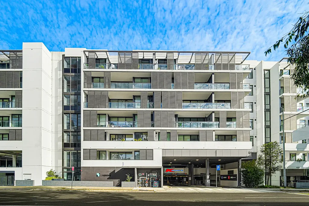 Oversized One-Bedroom Apartment Offering Modern Convenience