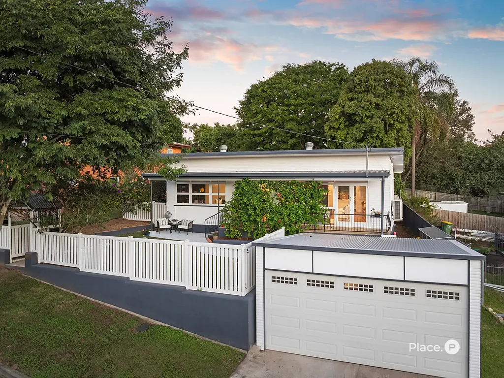 Holland Park West 3房 647m²高地私享地块 温馨家庭布局 主卧带套间 多功能下层空间 7kW太阳能系统 学区便利生活 Auction On-site | Sat 30 May at 2pm