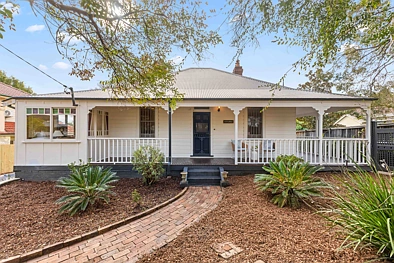 Thornleigh 5chambre Character Filled. Level Block. Walk-to-rail convenience