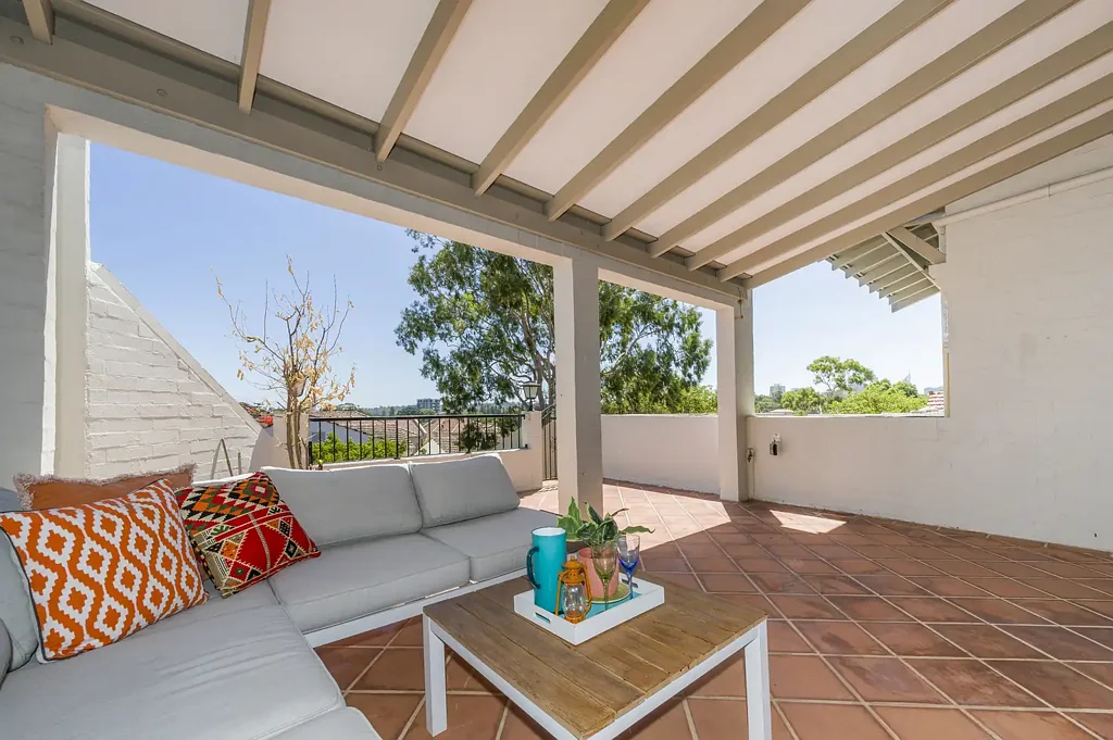 South Perth 3房  Elevated South Perth Living