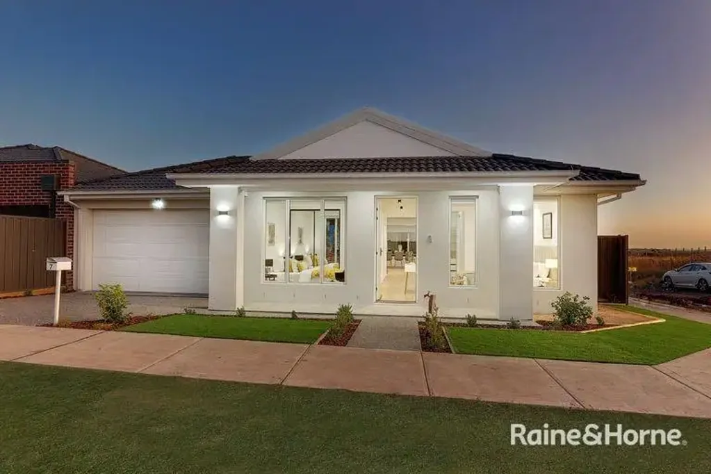 Fully Furnished Family Living in Prime Greenvale Location