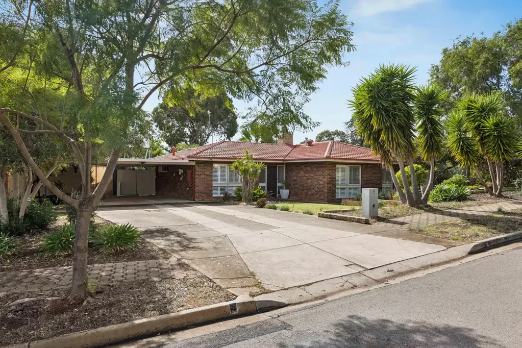 Gulfview Heights 3Zimmer A Solid Opportunity Offering Family Comfort & Everyday Convenience